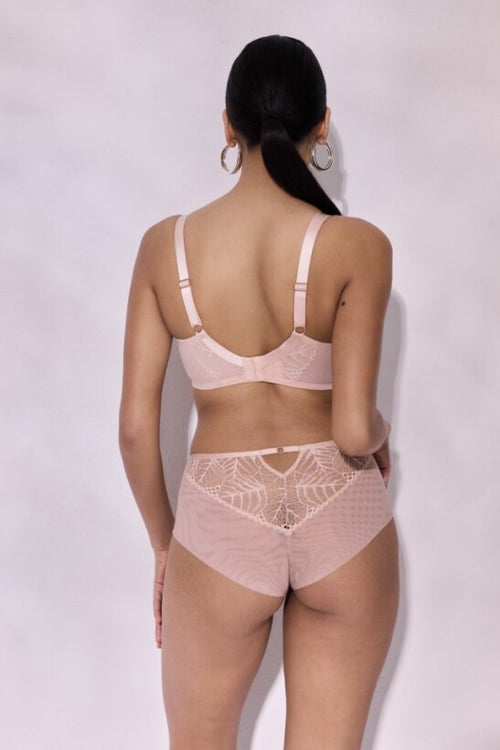 Różowe majtki damskie z koronkowym wzorem