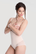 Julimex 119 Body Pod Biust, modelka w beżowym body wyszczuplającym