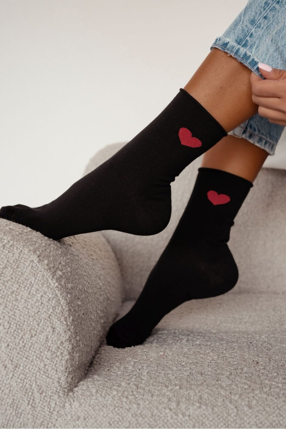 Czarne skarpetki z sercem, na stopach, stylowe akcesoria odzieżowe