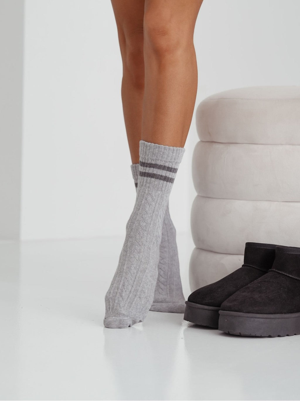 Szare skarpetki damskie z paskami, wygodne skarpety do noszenia na co dzień