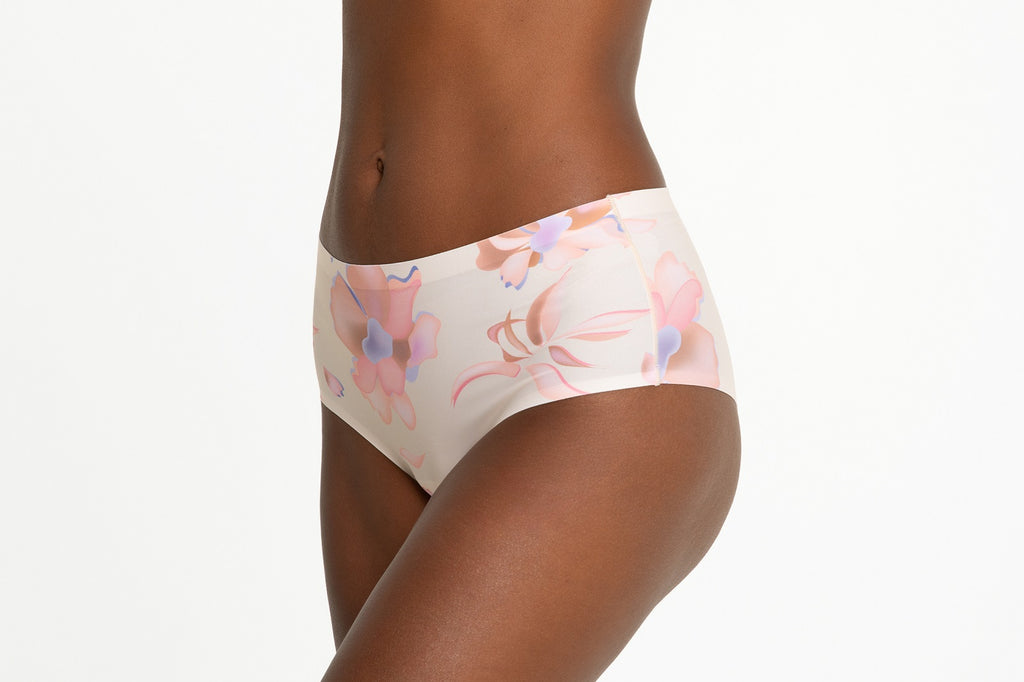 Brazylijskie majtki kwiatowe na modelce