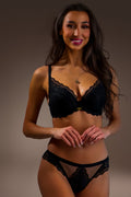 Biustonosz push-up czarny z koronką, kobieta w bieliźnie, elegancka bielizna damska