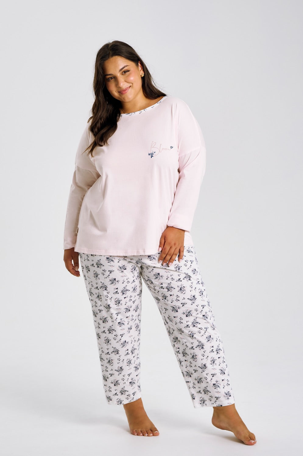 Długa piżama bawełniana plus size z różowym topem i kwiatowym wzorem