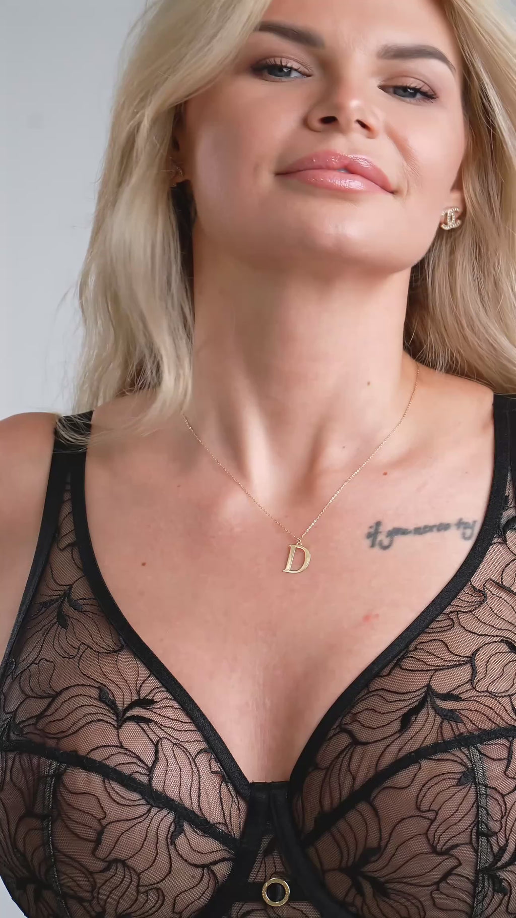 Damska koronowa bielizna z biżuterią na szyi